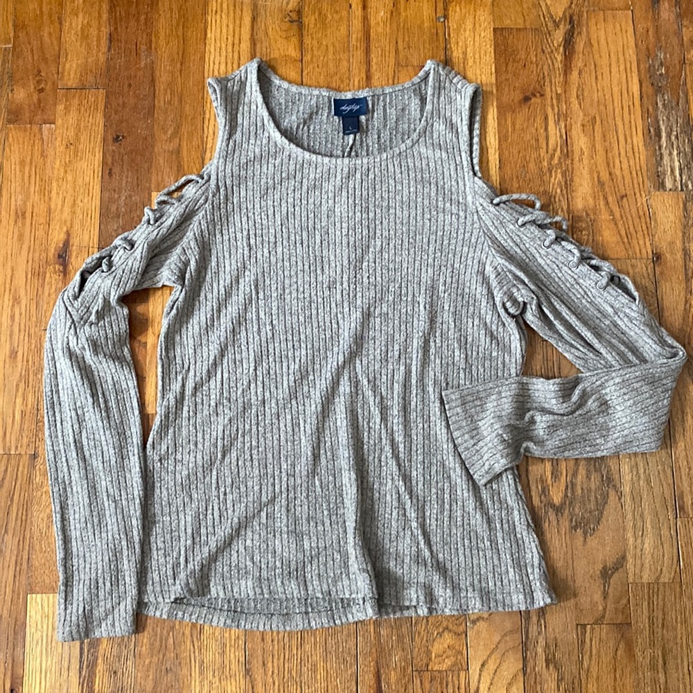 Day trip Cold shoulder top